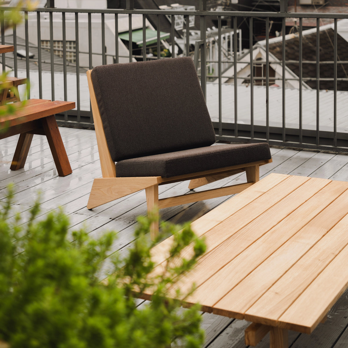 Early Summer Terrace & Wood Deck Lounge Set (105° LOUNGE CHAIR + CENTER TABLE HALF – Kobo Lounge Series)
